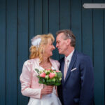 Glückliches Brautpaar in inniger Umarmung, festgehalten von einer Hochzeitsfotografin in Bielefeld